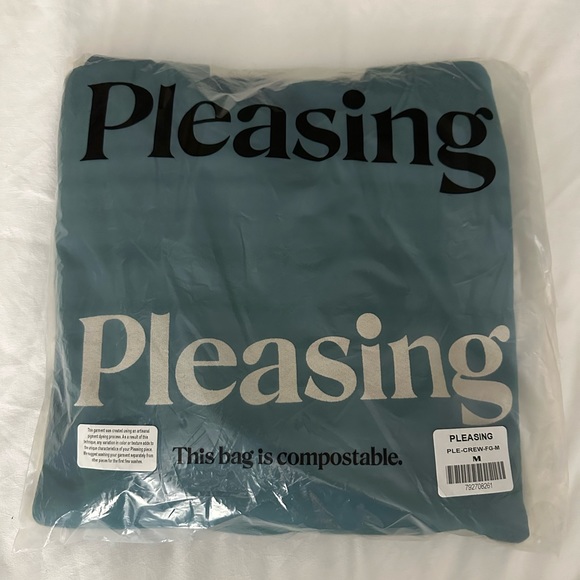 THE PLEASING CREWNECK IN FOREST GREEN - Picture 2 of 3